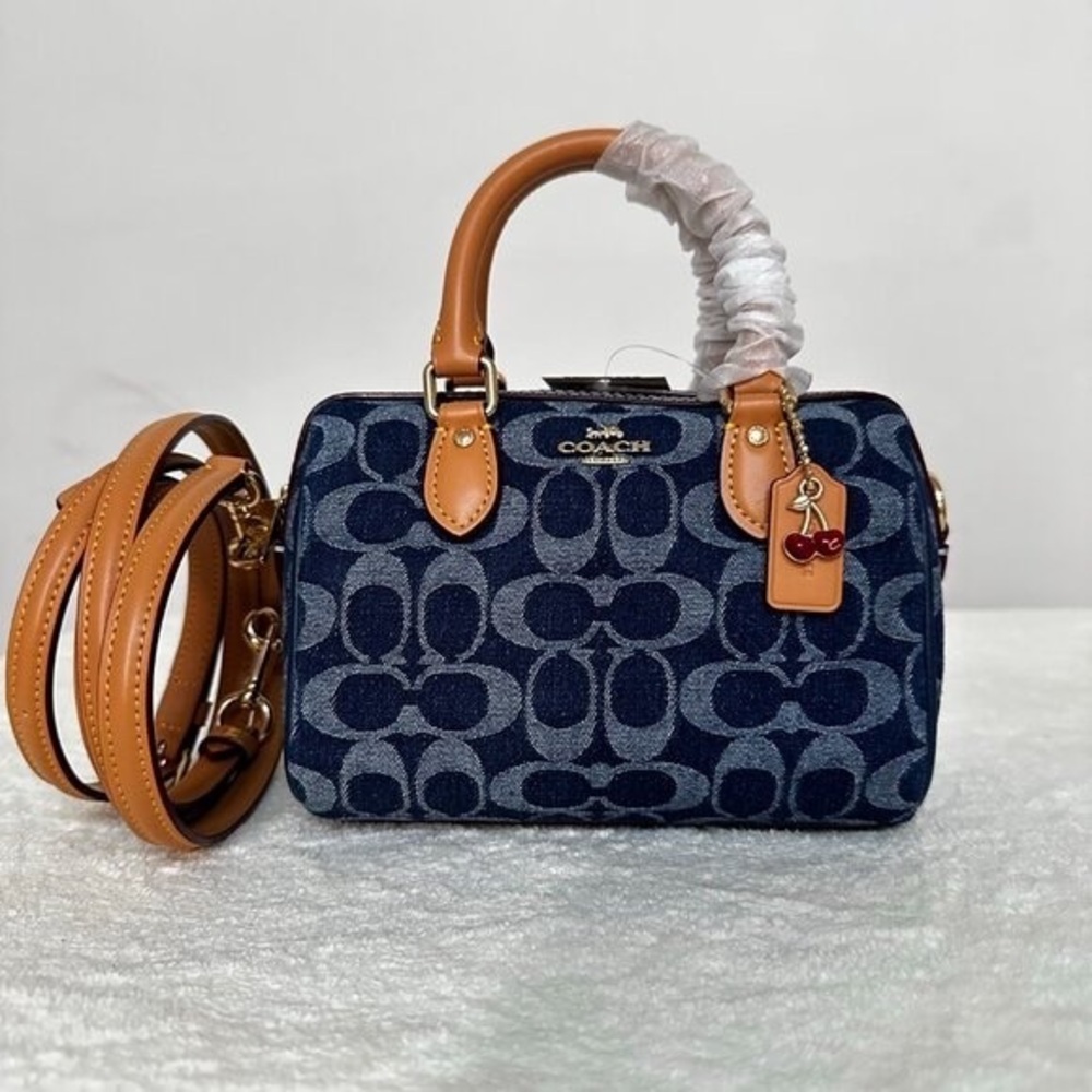 Coach bag, can be worn crossbody or carried by hand, blue bag - Picture 2 of 7